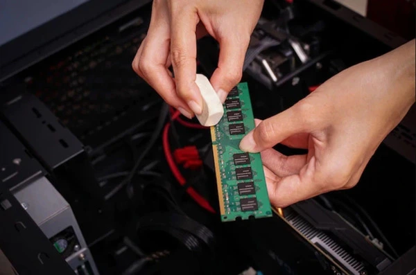 Vệ sinh lại thanh RAM